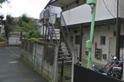右手の建物